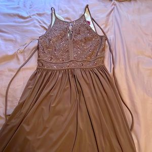 This is an prom dress. Size: 9/10 color:peachy tan! Only been worn once.